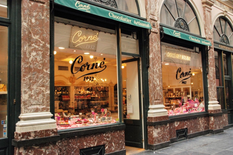 vitrine-ROURE-min_chocolate_chocolaterie_shop_luxury_chic_gallery_brussels_belgium-558146